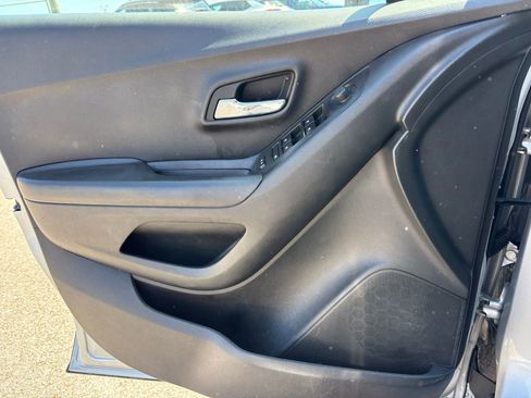 Used 2022 Chevrolet Trax LT w/ LT Convenience Package image 11