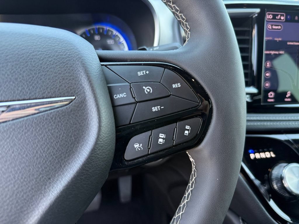 Used 2025 Chrysler Pacifica Limited FWD image 22