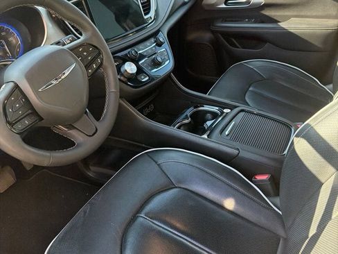 Used 2025 Chrysler Pacifica Limited FWD image 6