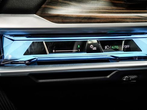 Used 2025 BMW 740i xDrive image 39