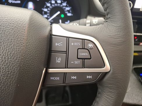 Used 2026 Toyota Sienna XLE FWD image 13