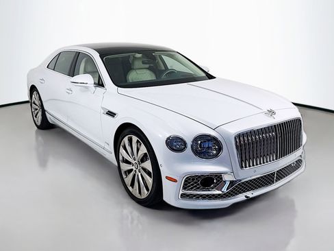 Used 2022 Bentley Flying Spur W12 image 1