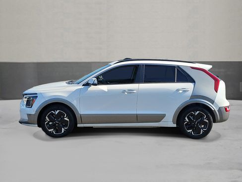 Used 2023 Kia Niro Wave FWD image 3