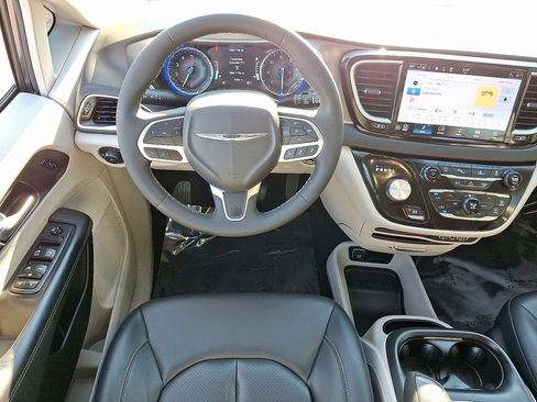Certified 2023 Chrysler Pacifica Touring-L FWD image 12