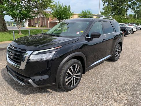 Used 2024 Nissan Pathfinder Platinum FWD image 4