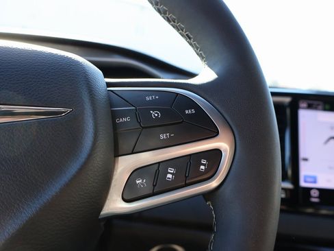 Used 2025 Chrysler Pacifica Select image 27