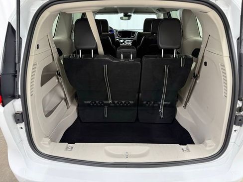 Used 2024 Chrysler Pacifica Touring-L image 25