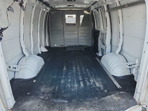 Used 2016 Chevrolet Express 2500 RWD image 14