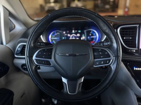 Used 2022 Chrysler Pacifica Limited FWD image 24