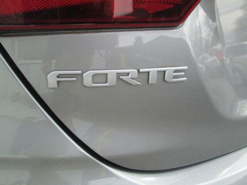 Used 2022 Kia Forte LXS w/ LXS Technology Package image 7