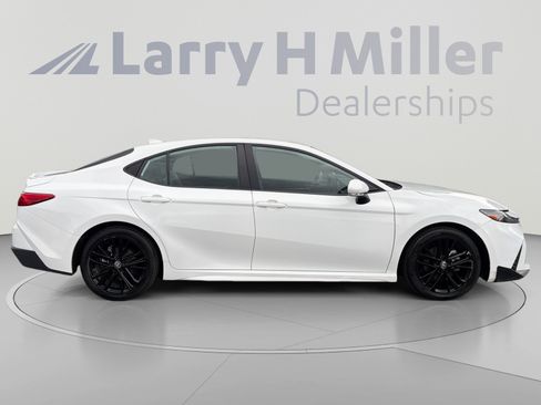 Used 2025 Toyota Camry SE FWD image 6