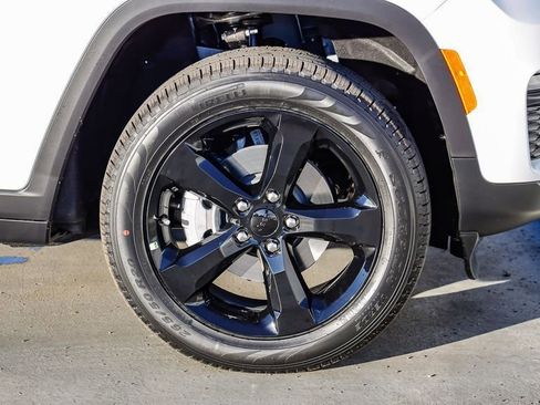 New 2025 Jeep Grand Cherokee Limited w/ Black Appearance Package image 11