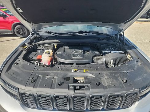 Used 2024 Jeep Grand Cherokee L Altitude AWD/4WD image 19