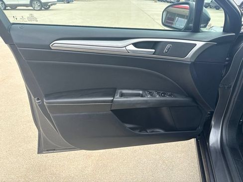 Used 2020 Ford Fusion SE FWD image 16