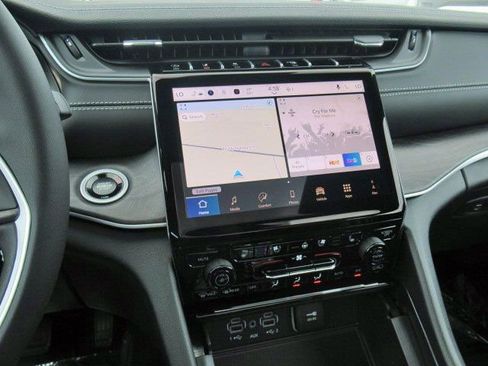 New 2025 Jeep Grand Cherokee Limited w/ Luxury Tech Group II image 23