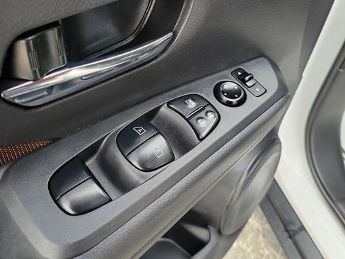 Certified 2023 Nissan Kicks SR FWD image 18
