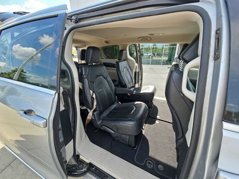 Used 2019 Chrysler Pacifica Touring-L FWD image 17