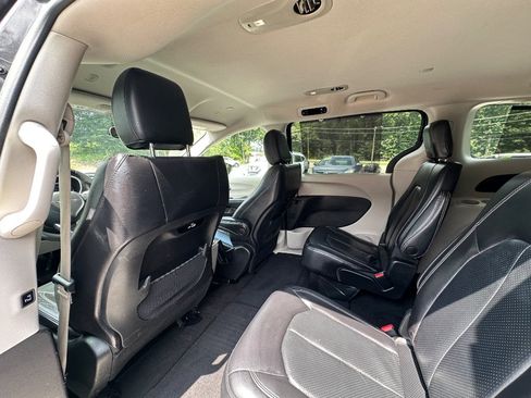 Used 2022 Chrysler Pacifica Touring-L FWD image 14
