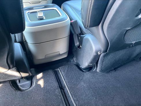 Used 2023 Chrysler Pacifica Touring-L FWD image 10
