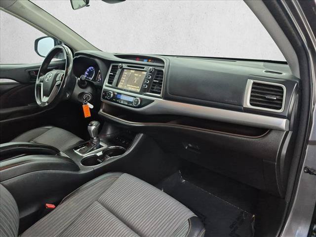 Used 2018 Toyota Highlander Plus AWD/4WD image 24