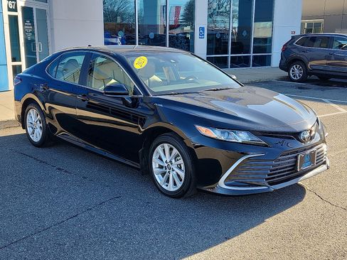 Used 2023 Toyota Camry LE image 3