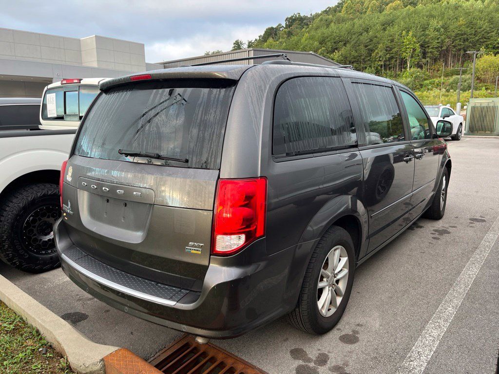 Used 2016 Dodge Grand Caravan SXT w/ UConnect Hands-Free Group FWD image 4