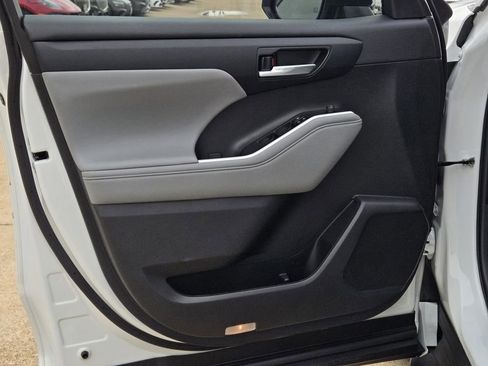 Used 2023 Toyota Highlander XLE image 17