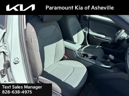 New 2025 Kia K4 LXS image 17