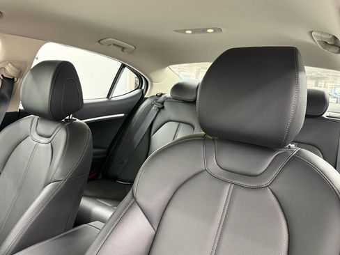 Used 2025 Genesis G70 2.5T image 17