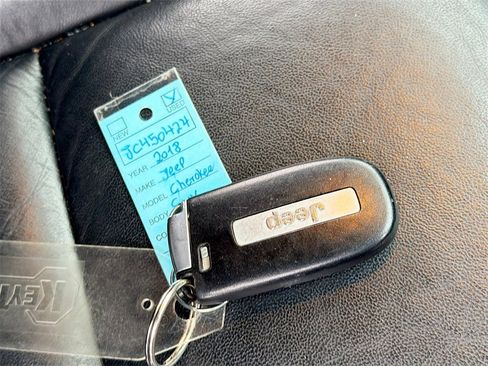 Used 2018 Jeep Grand Cherokee Limited image 34