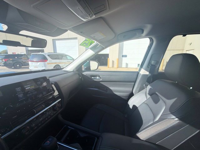Used 2025 Nissan Pathfinder SL AWD/4WD image 32