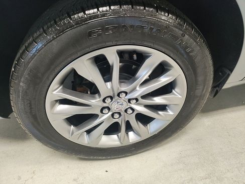 Certified 2024 Buick Enclave Avenir image 3