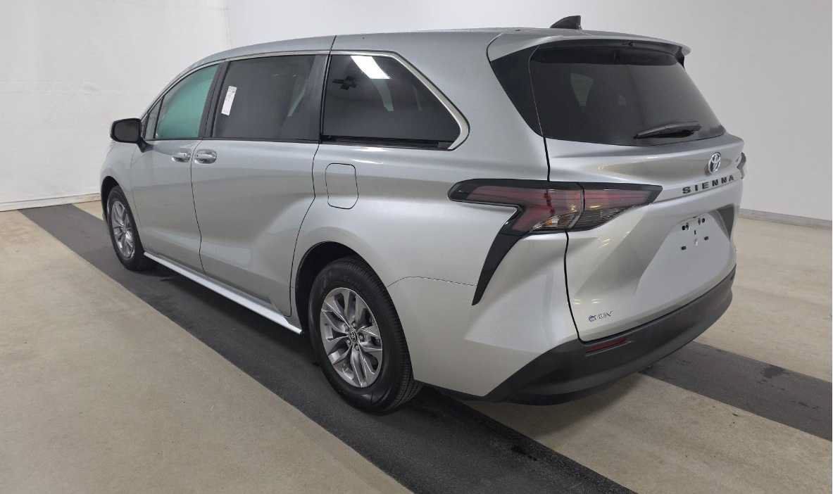 Used 2025 Toyota Sienna LE FWD image 7