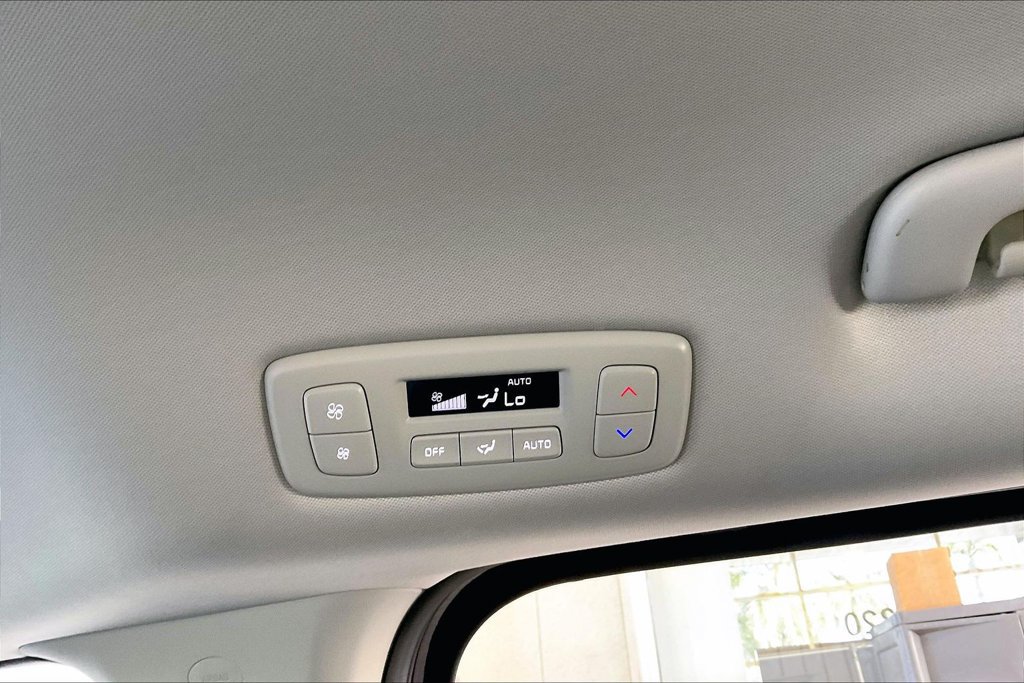 Used 2026 Kia Carnival FWD image 16