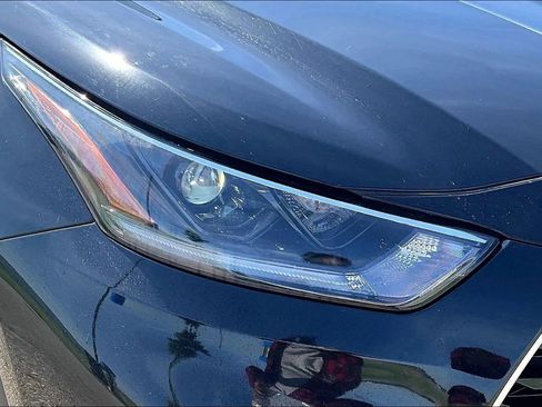 Used 2021 Toyota Highlander XLE AWD/4WD image 38