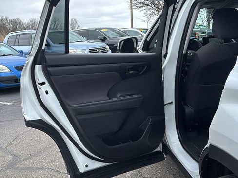 Used 2023 Toyota Highlander L image 28