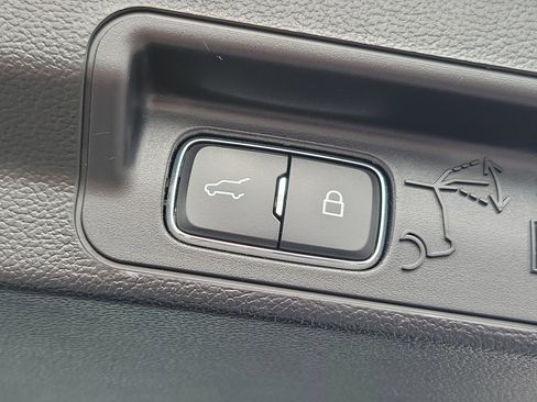 Used 2022 Ford Explorer Limited w/ Equipment Group 301A AWD/4WD image 10