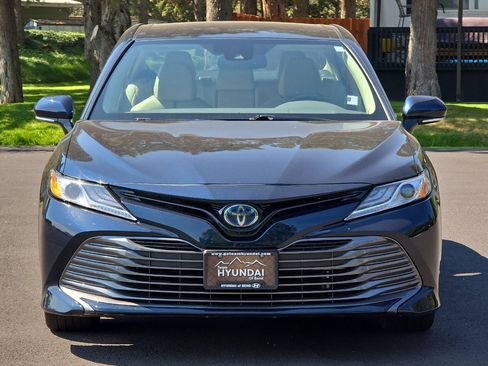 Used 2020 Toyota Camry XLE image 10