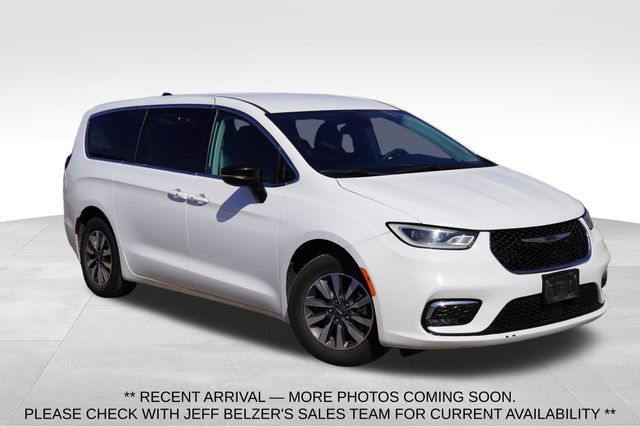 Certified 2024 Chrysler Pacifica Limited FWD image 1