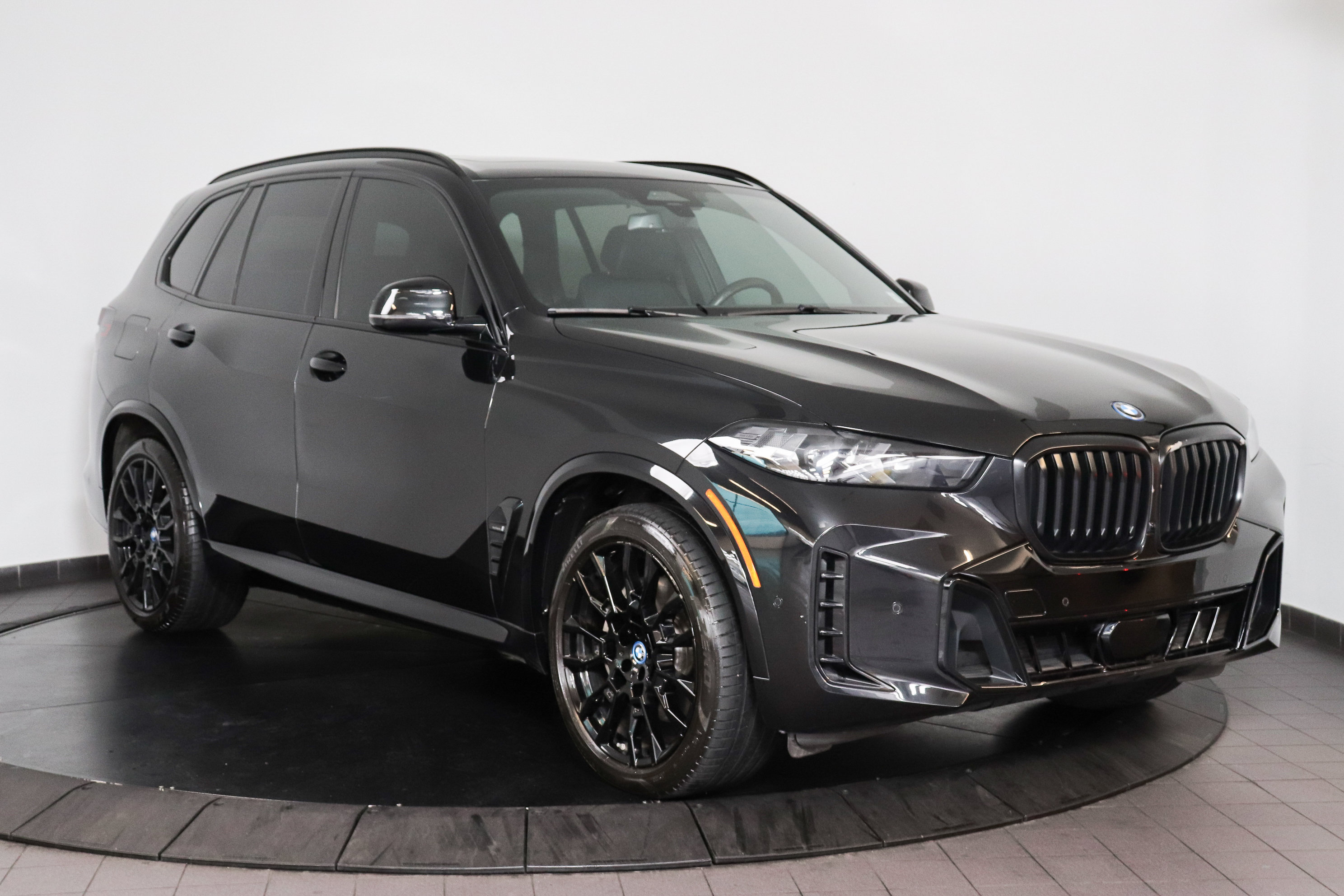 Used 2024 BMW X5 xDrive50e w/ M Sport Package AWD/4WD image 9