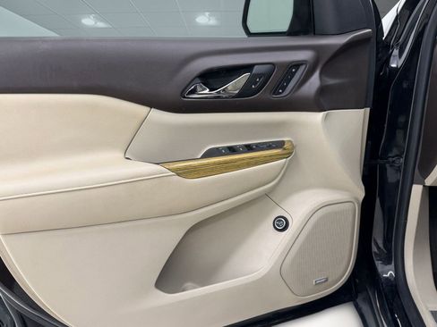 Used 2018 GMC Acadia Denali w/ Technology Package FWD image 13