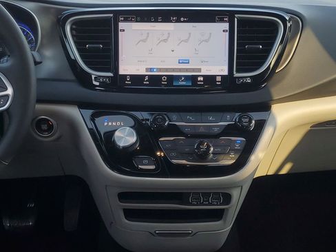 Used 2024 Chrysler Pacifica Touring-L image 33