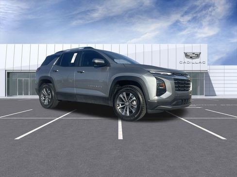 Used 2025 Chevrolet Equinox LT w/ Convenience Package II image 2