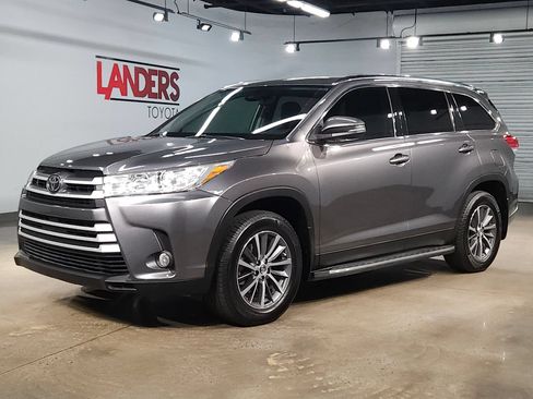 Used 2019 Toyota Highlander XLE FWD image 3