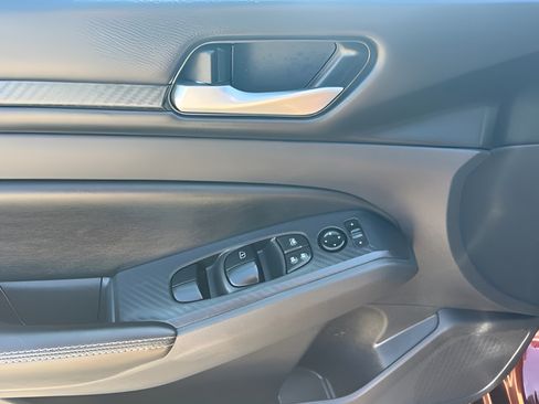 Used 2025 Nissan Altima 2.5 SV FWD image 13