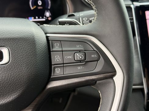 Used 2023 Jeep Grand Cherokee L Limited w/ Black Appearance Package AWD/4WD image 17