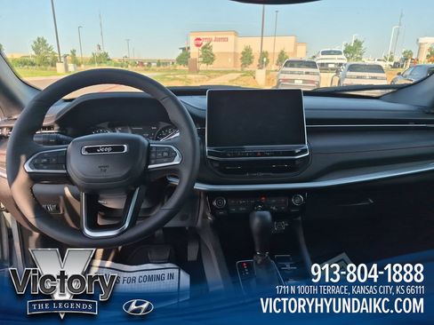 Used 2026 Jeep Compass Trailhawk AWD/4WD image 12