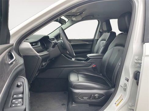 Used 2023 Jeep Grand Cherokee Limited image 9