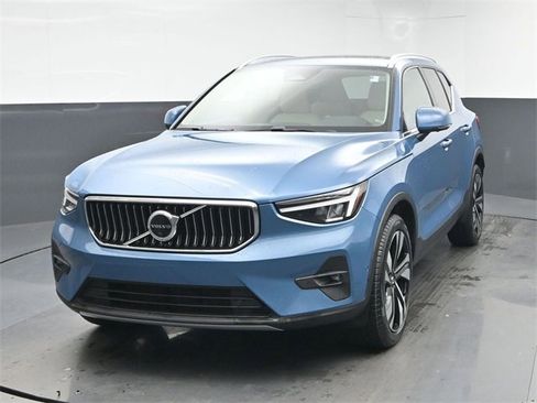 Used 2023 Volvo XC40 B5 Ultimate w/ Protection Package Premier image 3