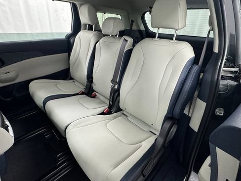 New 2026 Kia Carnival EX FWD image 12